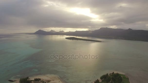 Paisaje acuático aéreo con océano y montañas lejanas, Mauricio — Vídeos de Stock