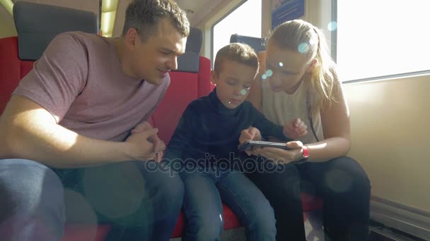 Вид счастливой семьи в поездке по железной дороге с помощью смартфона, Огюст, Чехия — стоковое видео