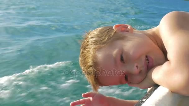 Dziecko w podróży statkiem i starając się dotknąć wody — Wideo stockowe