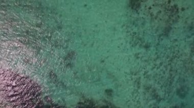 Okyanus mavisi su dalgalar, mercan ve su bitkileri, Mauritius Adası ile havadan görünümü