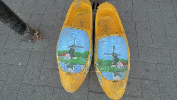 Ansicht der dekorativen traditionellen großen gelben Klomps mit Zeichnung, Rotterdam, Niederlande — Stockvideo