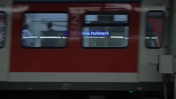 Persone alla stazione della metropolitana e treno in arrivo, Francoforte — Video Stock