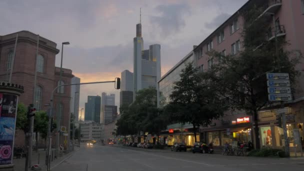 Straße am Abend in Frankfurt, Deutschland — Stockvideo