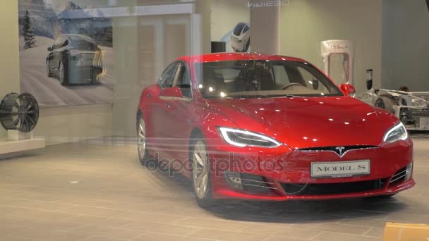 Вид на современный электромобиль Tesla через витрину магазина — стоковое видео