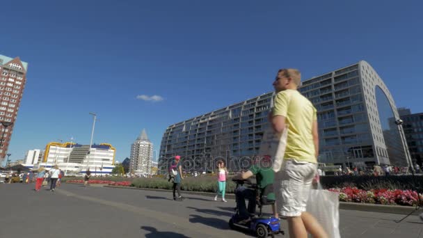 Gata i Rotterdam med centrumbiblioteket och saluhallen — Stockvideo
