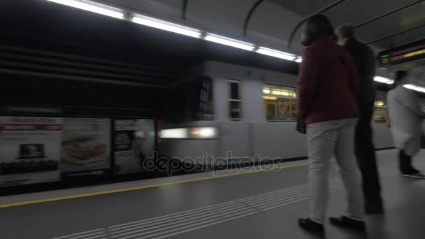 Utsikt över ankomster av tåget på stationen och människor kommer in, Wien, Österrike — Stockvideo