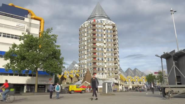 Calle Rotterdam con casas Cubo y Biblioteca Central — Vídeos de Stock