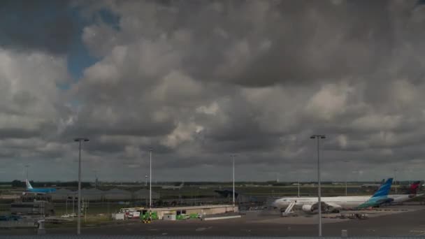 Timelapse de nuvens sobre o Aeroporto de Amesterdão — Vídeo de Stock