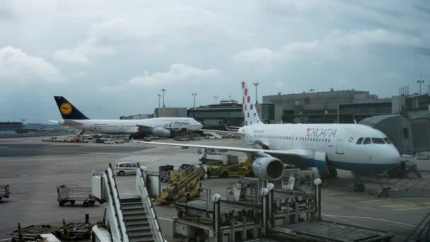 フランクフルトの空港で飛行機をサービスのタイムラプス — ストック動画