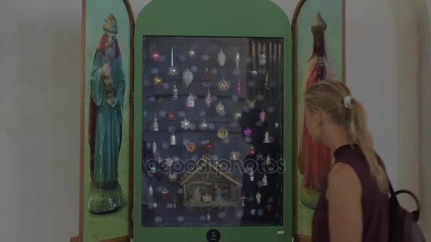 Γυναίκα κοιτάζοντας φωτογραφία και εγκαταστάσεις στην εκκλησία του St. Lawrence — Αρχείο Βίντεο