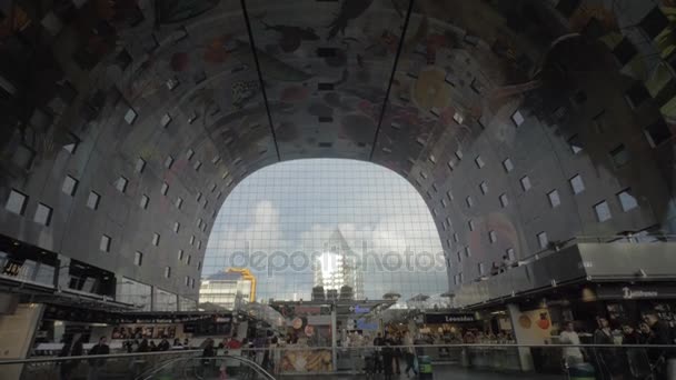 Dentro de Market Hall en Rotterdam, Países Bajos — Vídeo de stock