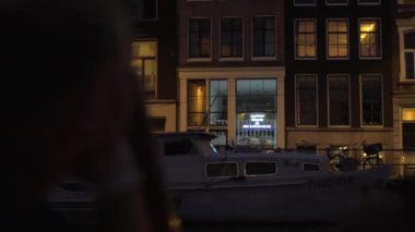 Amsterdam, Hollanda cadde boyunca teknede akşam gezi görünümü