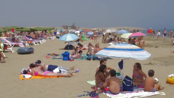 Pessoas que relaxam na praia de Gran Canaria — Vídeo de Stock