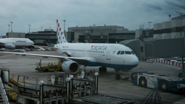 Timelapse літак до початку подорожі в аеропорту Франкфурта — стокове відео