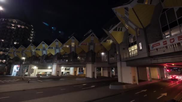 Timelapse автомобільного руху на вулиці з куба будинками, Роттердам — стокове відео