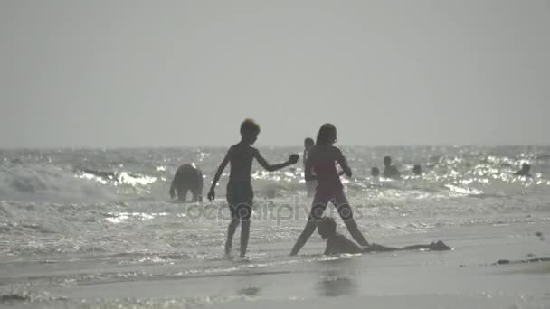 Gran Canaria eiland, Spanje, weergave van kinderen in de stormachtige Oceaan zwemmen — Stockvideo