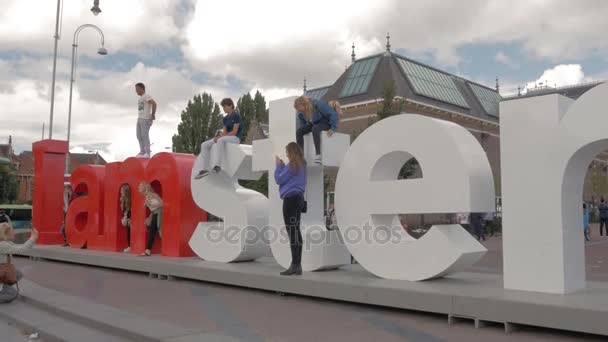 Weergave van I Amsterdam teken en mensen op Amsterdams Museumplein, Nederland — Stockvideo