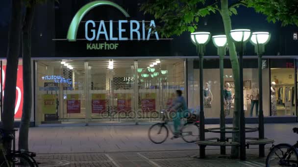 Loja frente da Galeria Kaufhof e pessoas andando de bicicleta, Frankfurt — Vídeo de Stock