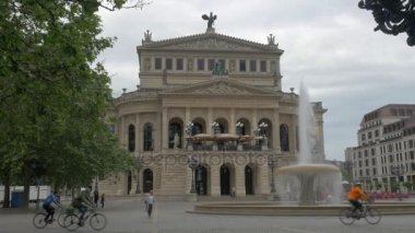 Alte Oper ve Opera Meydanı ile çeşme Frankfurt, Almanya