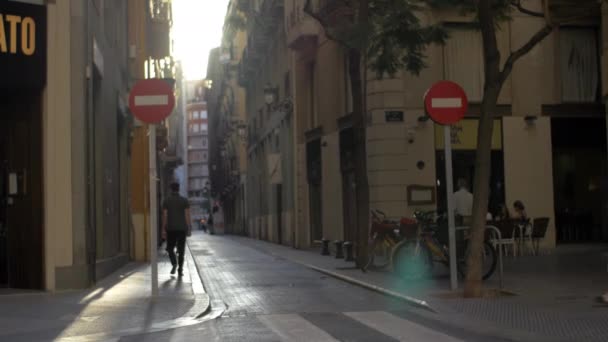 Vista a la pequeña calle adoquinada en Valencia, España — Vídeo de stock