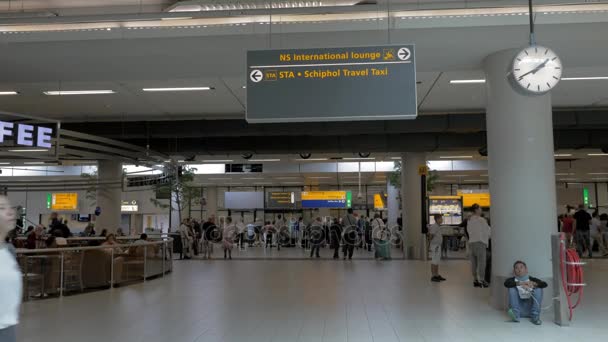 Vista interior do Aeroporto de Amesterdão Schiphol — Vídeo de Stock