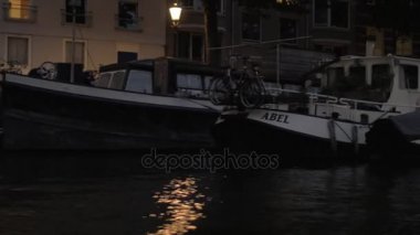 Gece su seyahat Amsterdam kanallarında