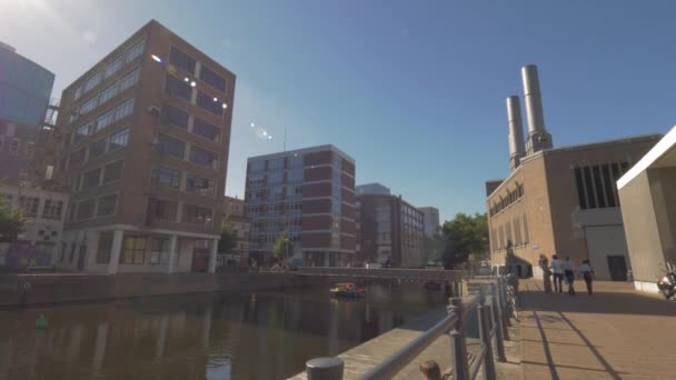 Вид на Роттердам с апартаментами вдоль канала — стоковое видео