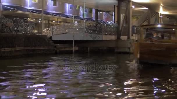 Vy över flyttar till varandras båtar från floden Amstel. Amsterdam, Nederländerna — Stockvideo
