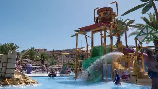 Timelapse de pessoas se divertindo no parque aquático — Vídeo de Stock