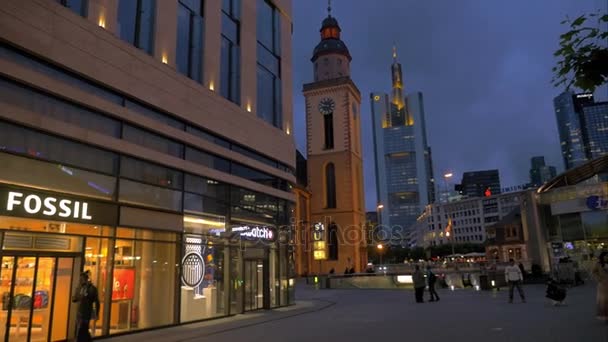En Hauptwache de Frankfurt por la noche, Alemania — Vídeo de stock