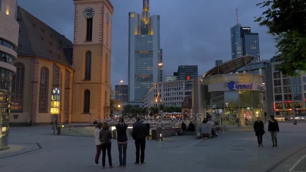 Iglesia de Santa Catalina, entrada de metro y rascacielos en la noche Frankfurt — Vídeo de stock