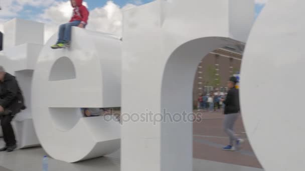 Vista de I Amsterdam y gente en Amsterdams Museumplein, Países Bajos — Vídeo de stock