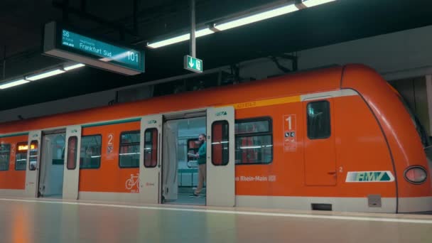 Vlak odjíždí ze stanice metra Frankfurt, Německo — Stock video