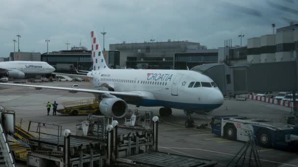 Timelapse vista de aviones en el aeropuerto de Frankfurt contra el cielo nublado. Frankfurt am Main, Alemania — Vídeo de stock