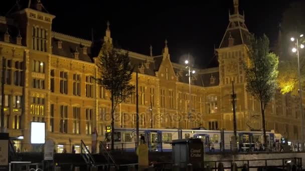 Tarihi bina şehir merkezinde Amstel Nehri üzerinde tekne hareket görüntüleyin. Amsterdam, Hollanda — Stok video