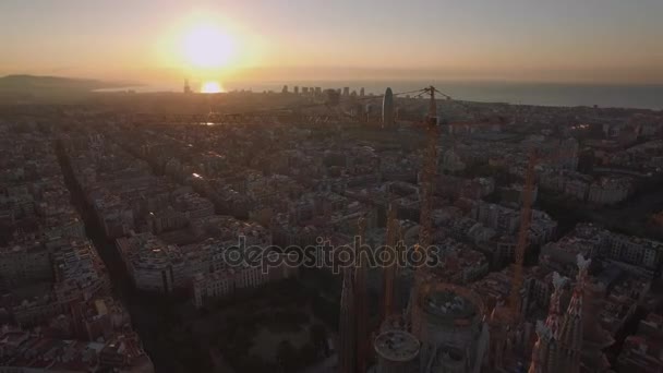 Flyver over Barcelona og Sagrada Familia ved solnedgang – Stock-video