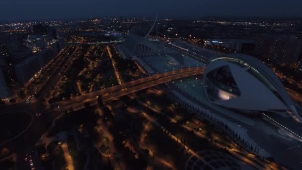 Staden av konst och vetenskap i Valencia på natten, aerial view — Stockvideo