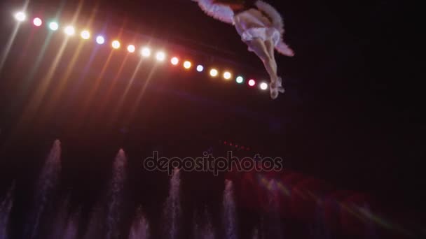 Performance aérienne de la gymnaste femme dans le cirque — Video