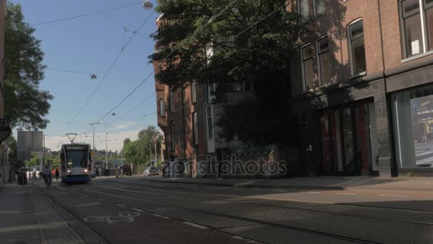 Widok z 2 tramwaj porusza się w mieście w dniu, Amsterdam, Holandia — Wideo stockowe