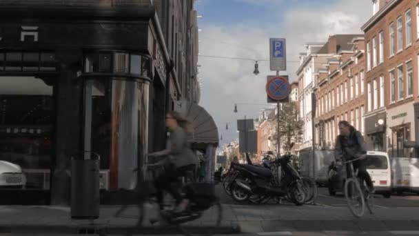 Tesla-butik på gatan i Amsterdam — Stockvideo