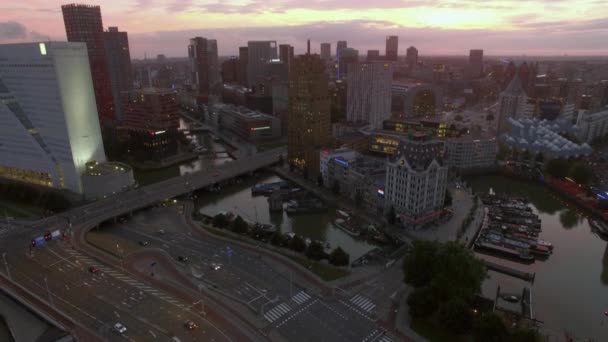 Εναέρια βράδυ βολή του αστικό τοπίο του Ρότερνταμ και της κυκλοφορίας — Αρχείο Βίντεο