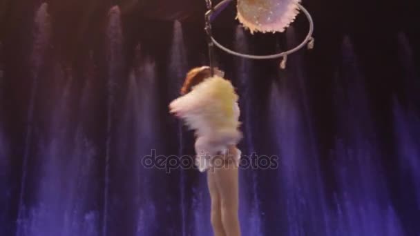 Vue rapprochée de l'artiste aérien faisant acte acrobatique contre les fontaines colorées, acrobaties, Moscou, Russie — Video