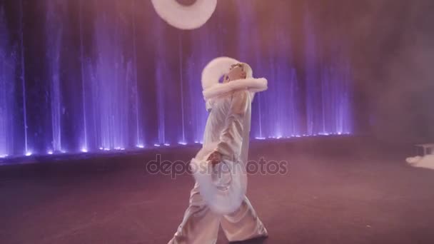 Артист цирка, жонглирующий тремя большими белыми кольцами, Москва, Россия — стоковое видео