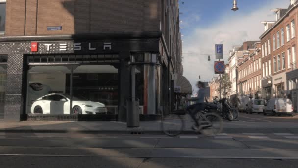 Tesla sklep na rogu ulicy w Amsterdamie — Wideo stockowe