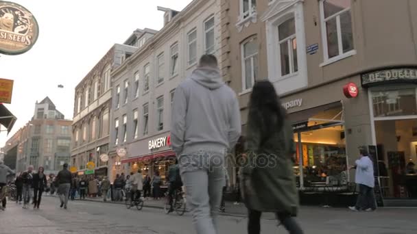 Mensen lopen in de straat van de avond Amsterdam — Stockvideo