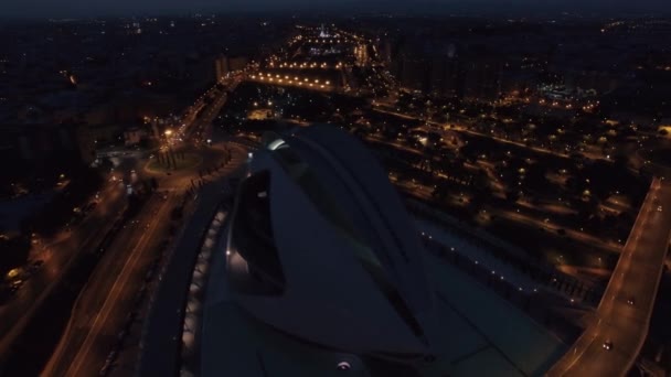 Vista aérea nocturna de Valencia con Ciudad de las Artes y las Ciencias — Vídeo de stock