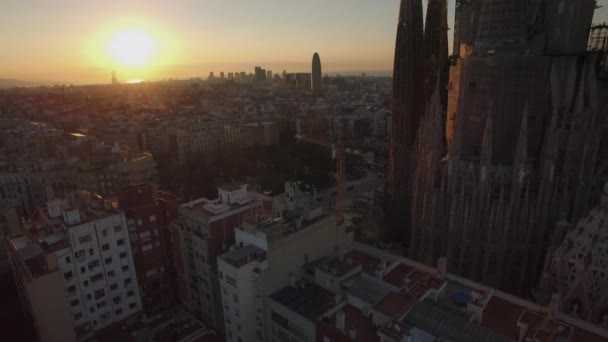 Vista aérea de Barcelona con Sagrada Familia al atardecer — Vídeos de Stock