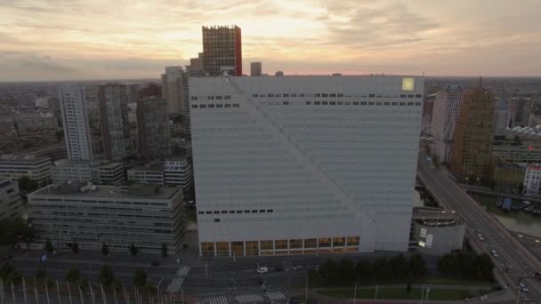 Volando sobre Rotterdam y sus edificios únicos, Países Bajos — Vídeos de Stock