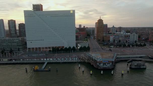 Vista aérea del paisaje urbano de Rotterdam por la noche, Países Bajos — Vídeos de Stock