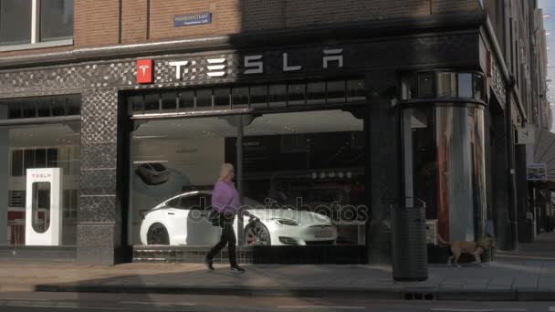 Улица Амстердама с магазином Tesla — стоковое видео